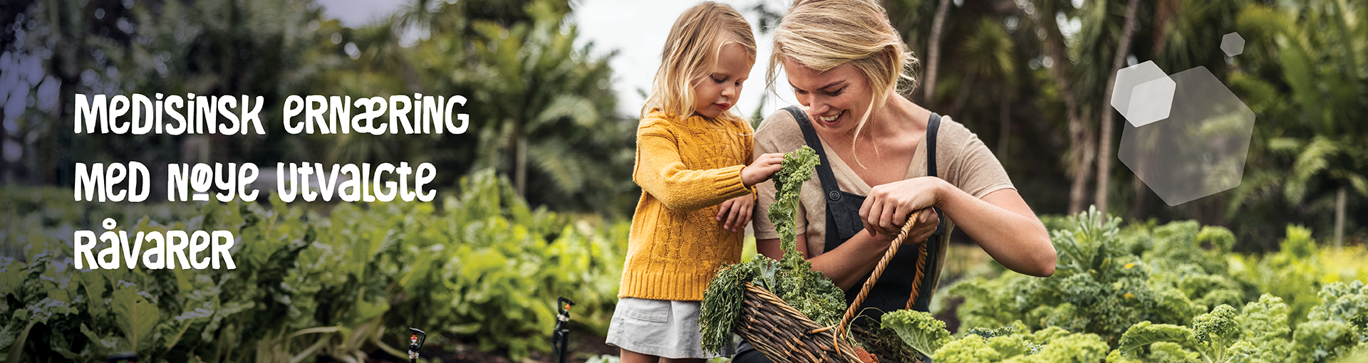 Mor plukker grønnsaker med datteren sin
